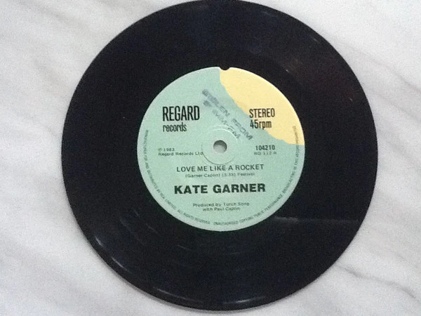 Kate Garner – Love Me Like A Rocket (VG+/VG+) – 7", AU 1983 - Image 3