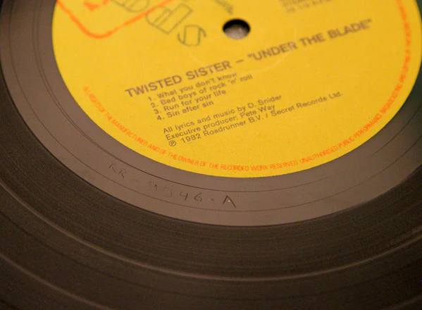 Twisted Sister – Under The Blade (VG/VG+) – LP, Benelux 1982 - Image 7